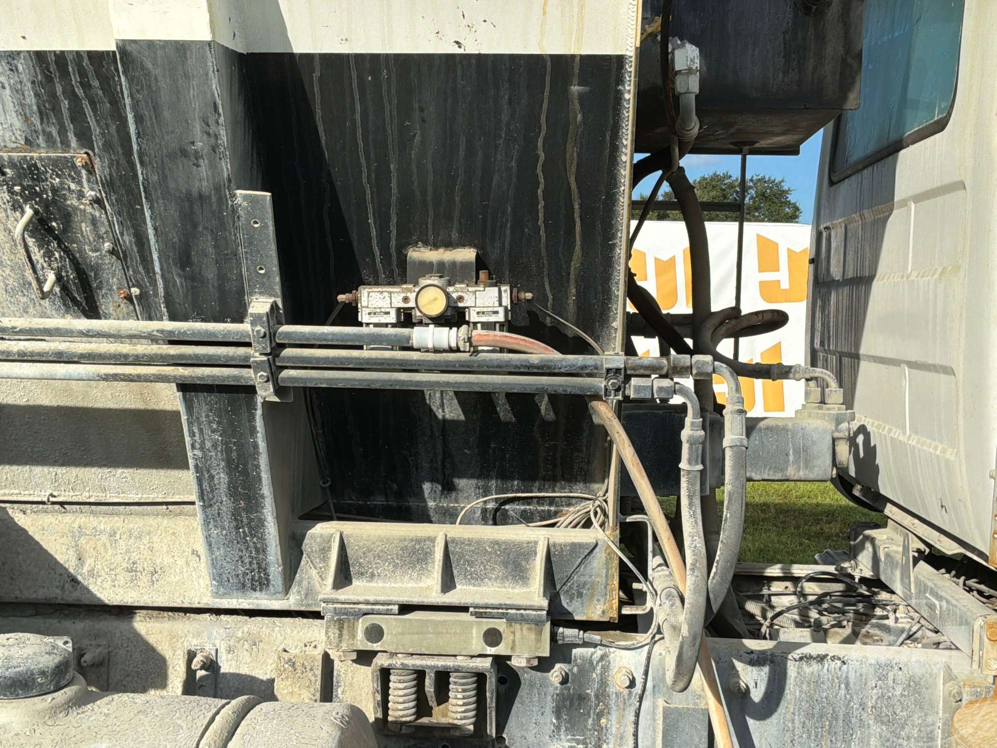 2001 Mack DM690S