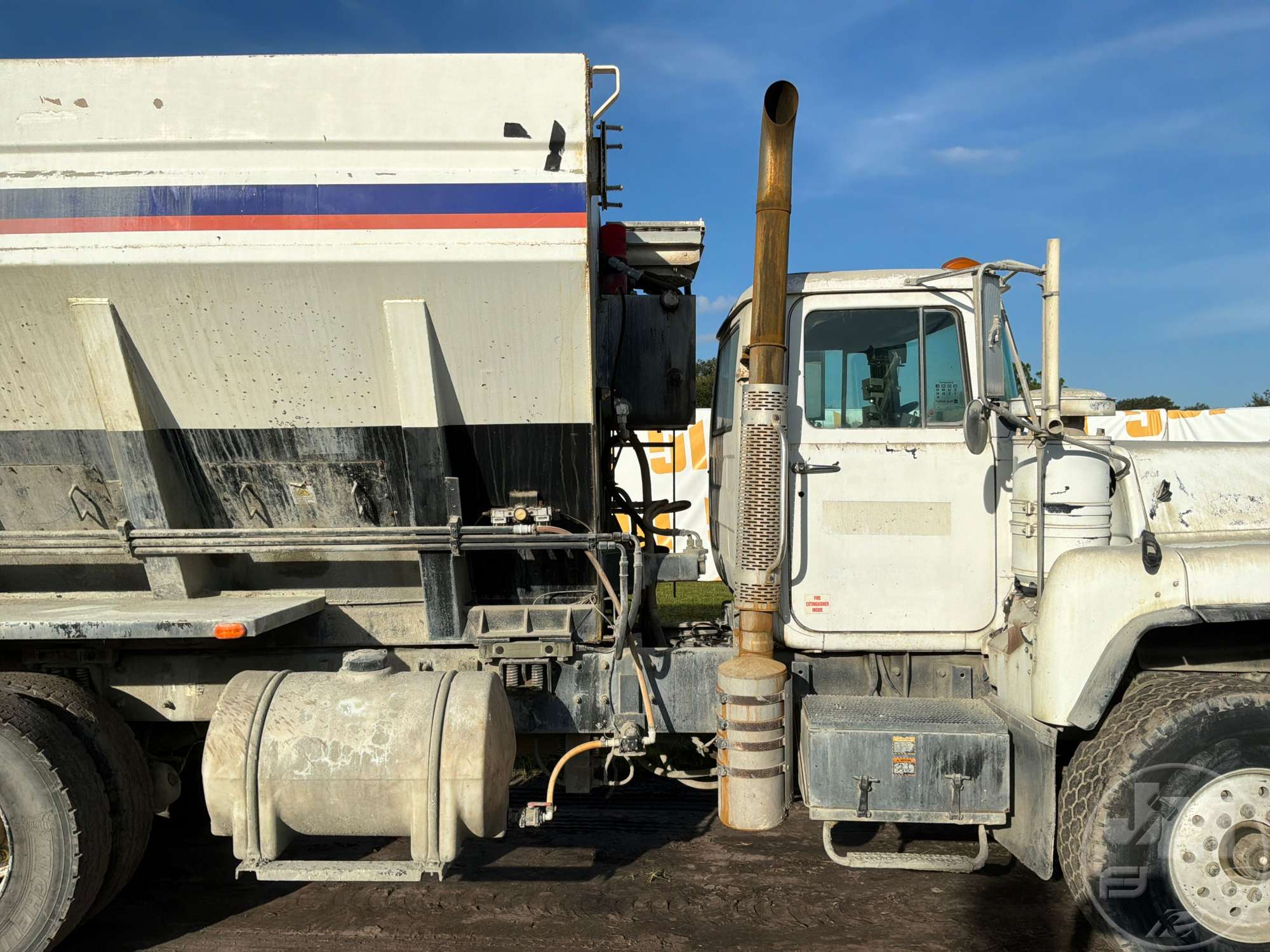 2001 Mack DM690S