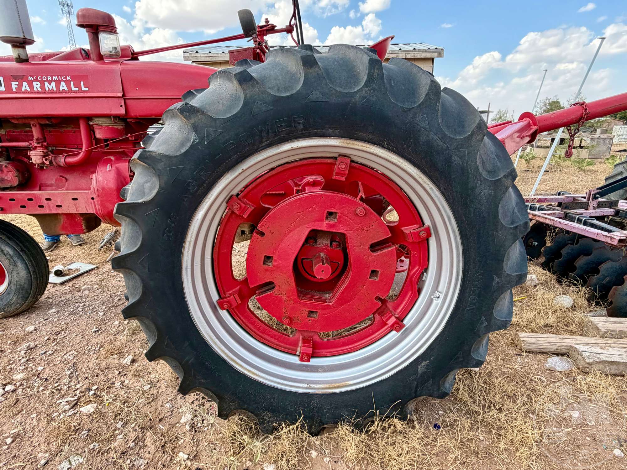 0 International MCCORMICK FARMALL