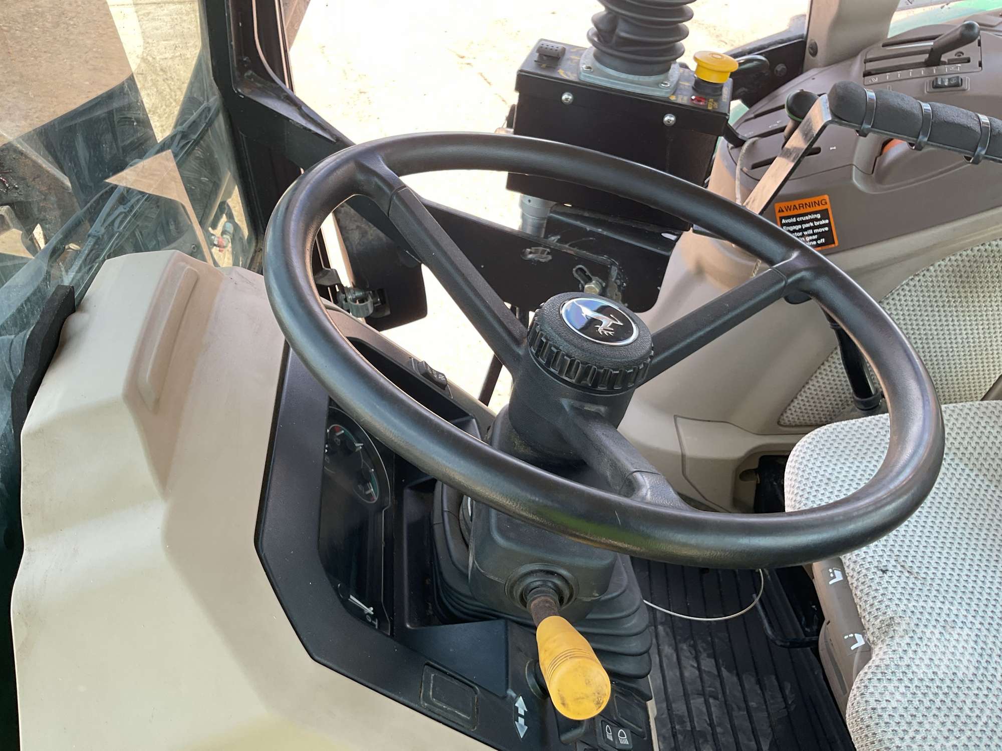 0 John Deere 6105E