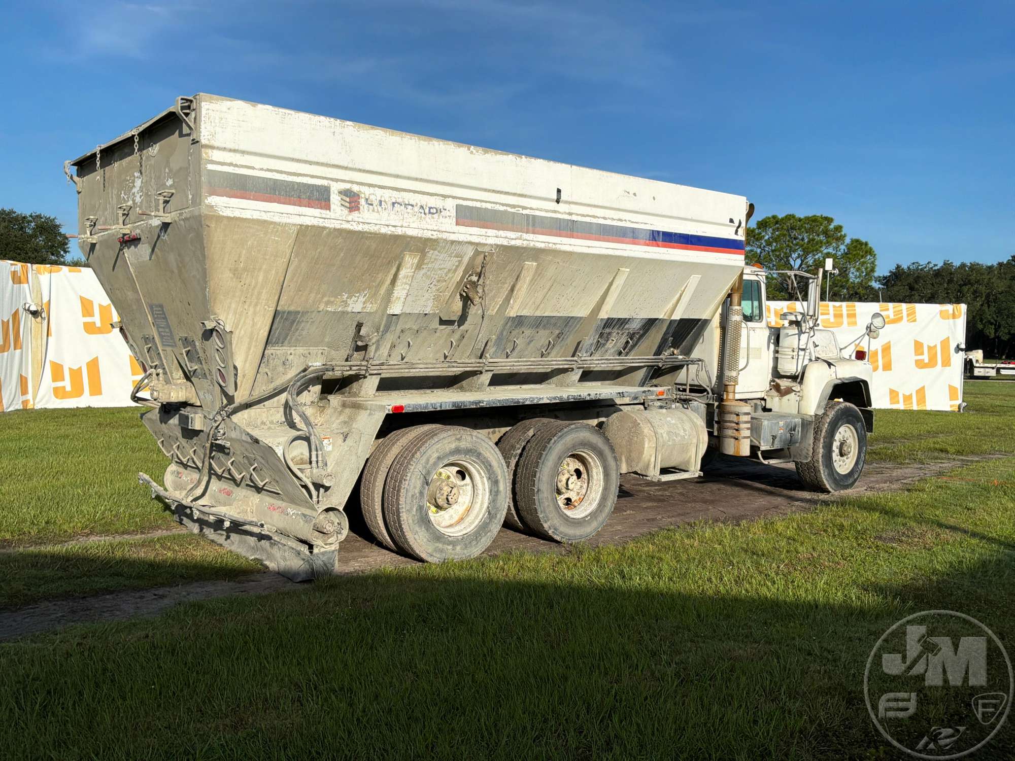2001 Mack DM690S
