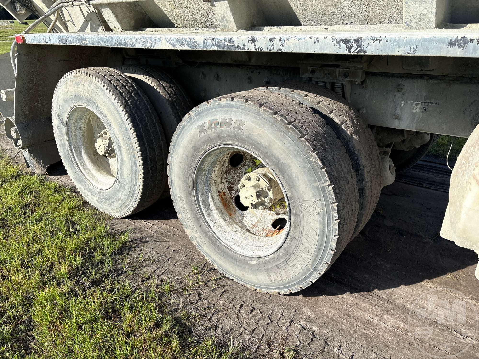 2001 Mack DM690S