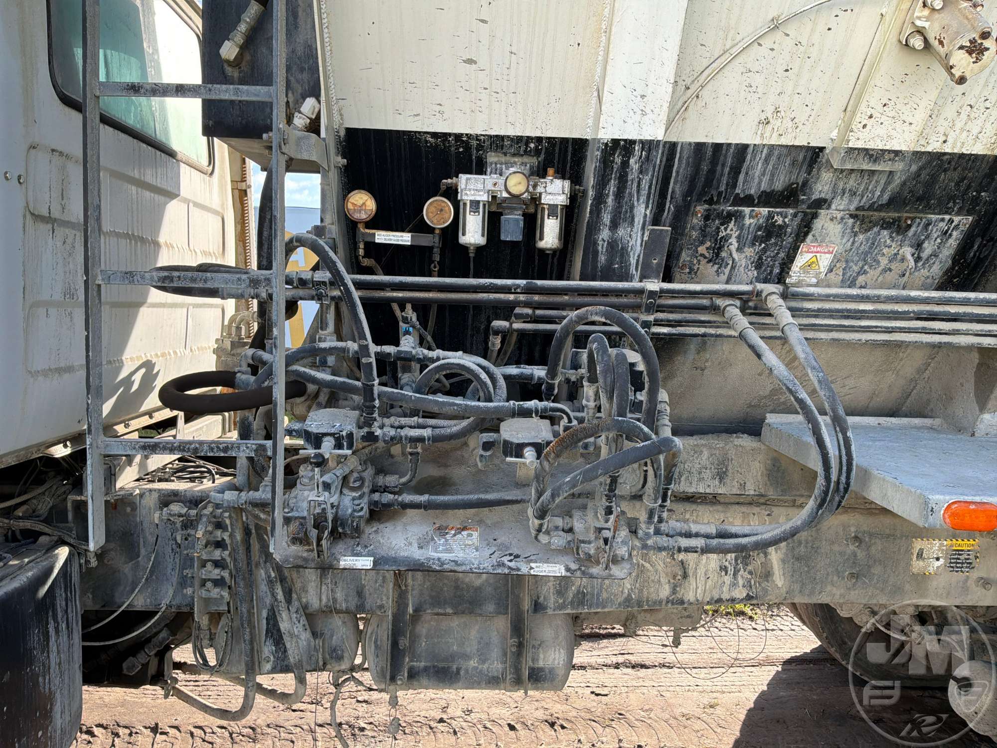 2001 Mack DM690S