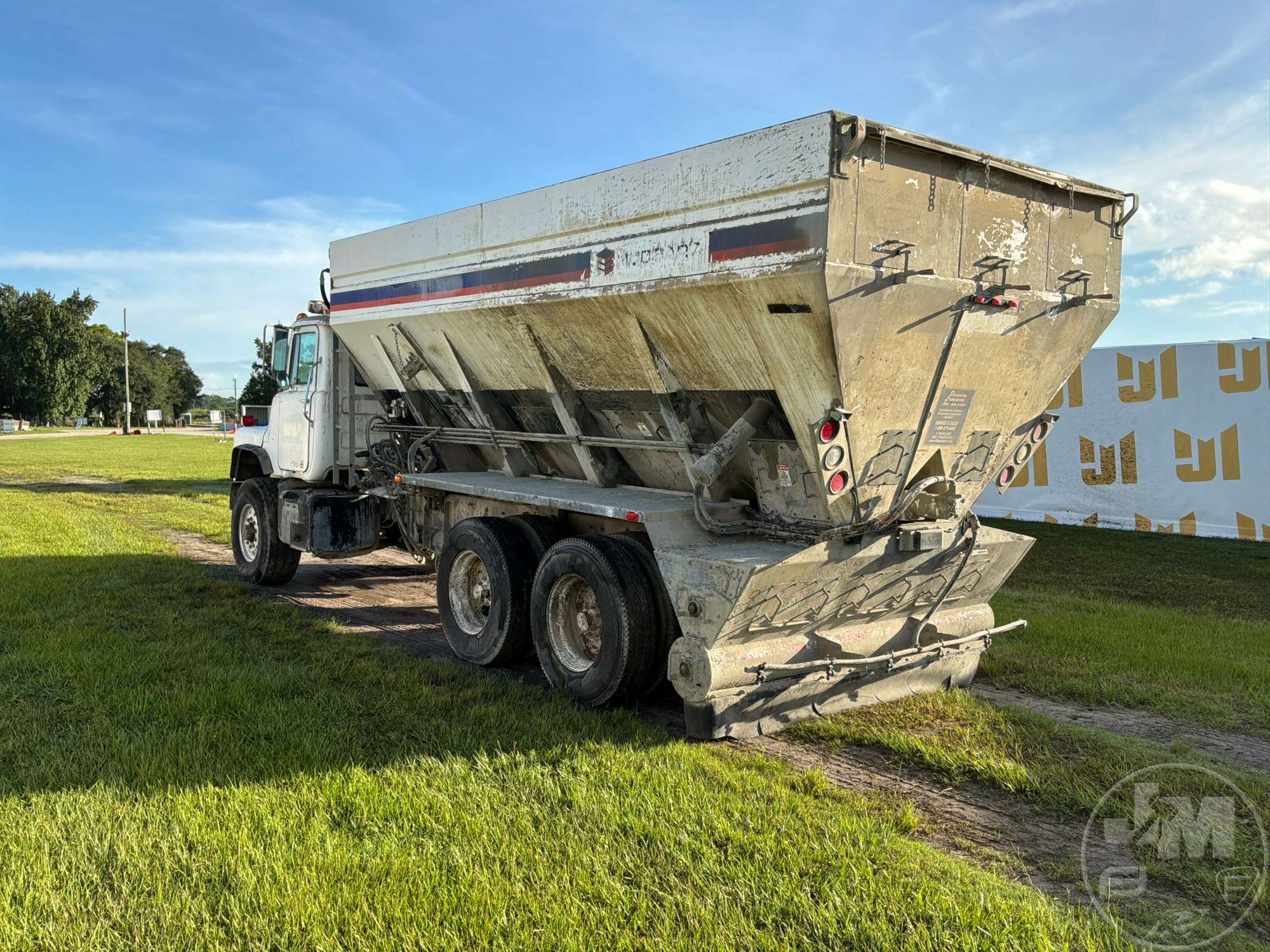 2001 Mack DM690S