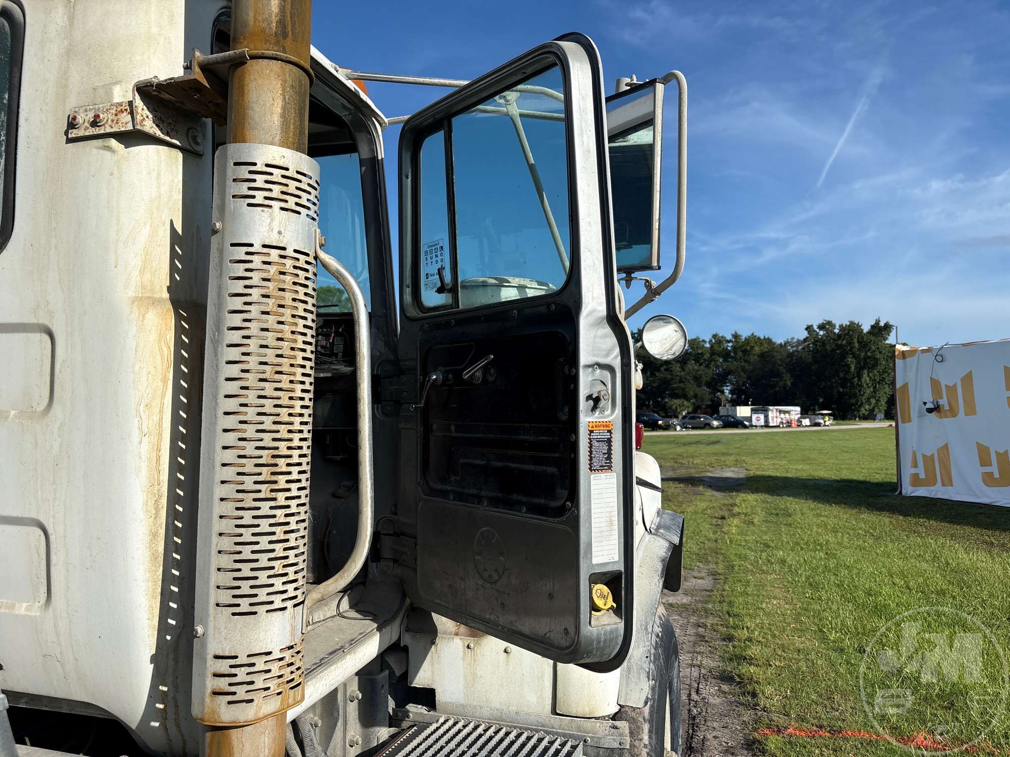 2001 Mack DM690S