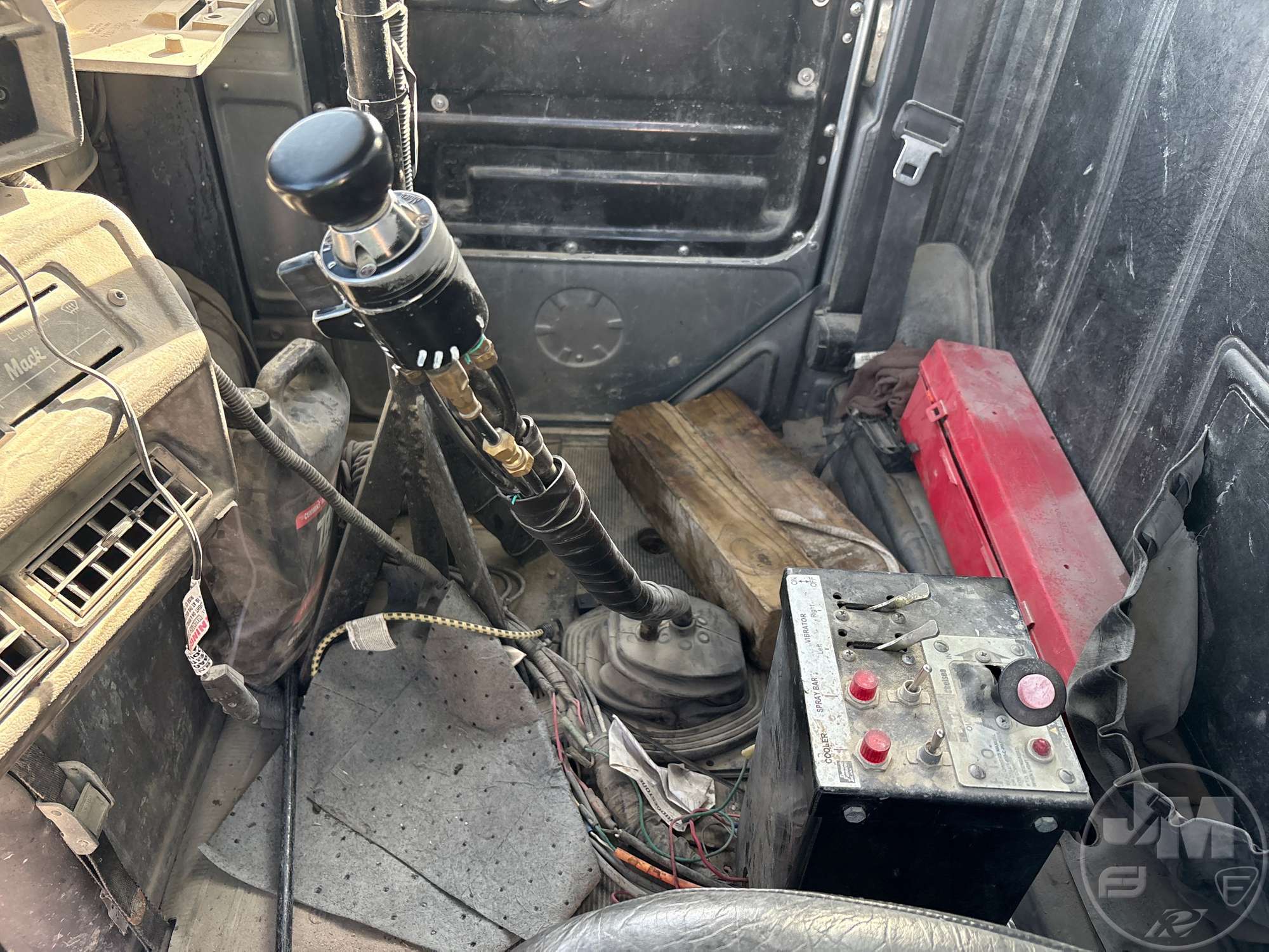 2001 Mack DM690S