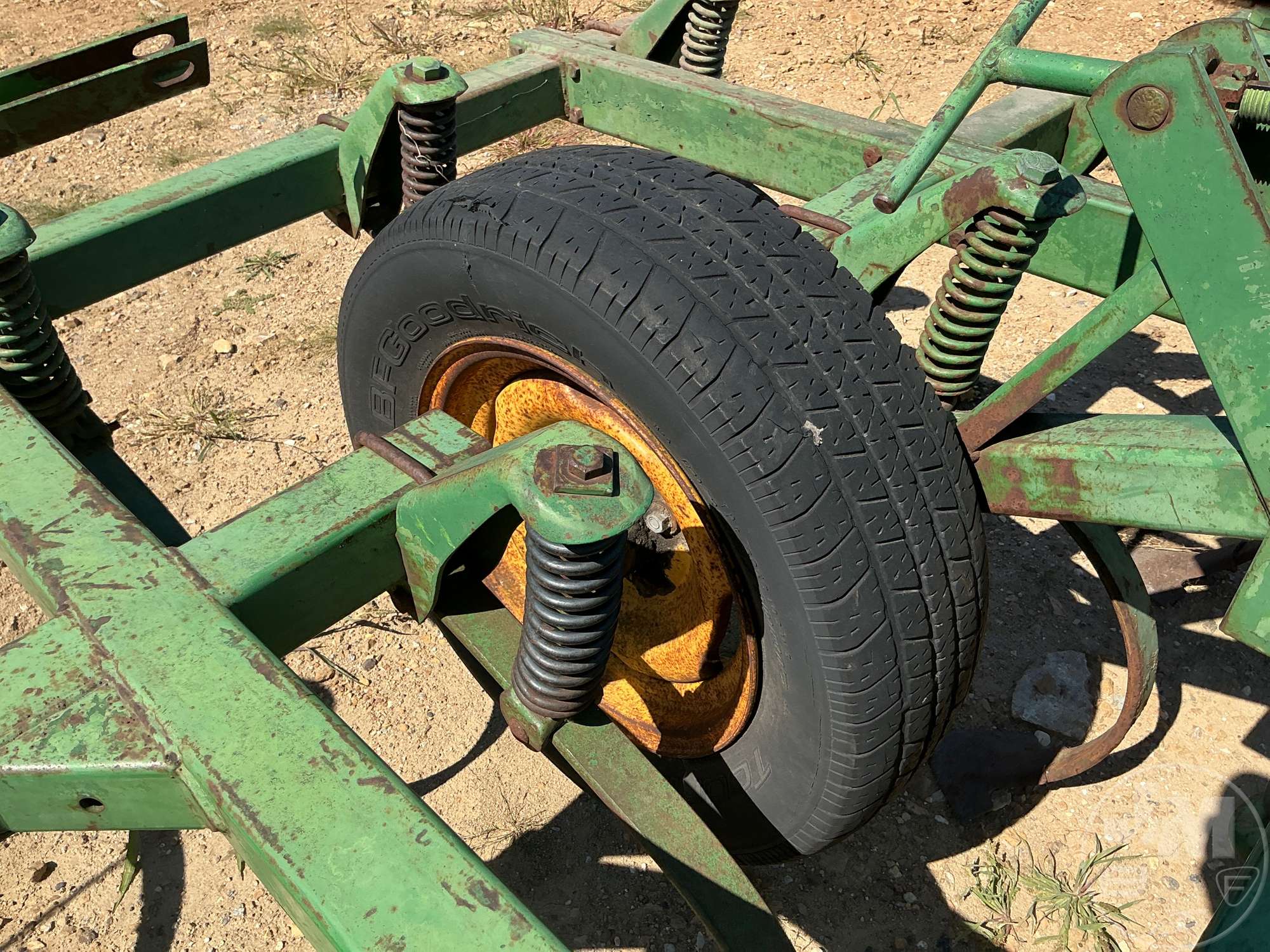0 John Deere E1100 3 SECTION