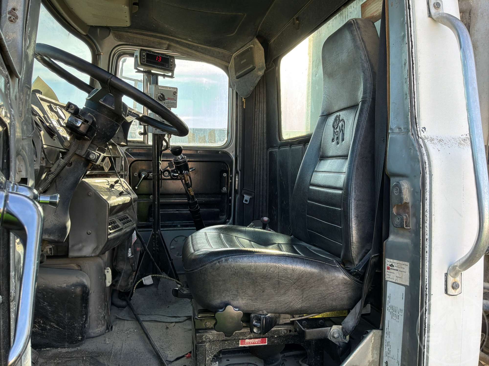 2001 Mack DM690S