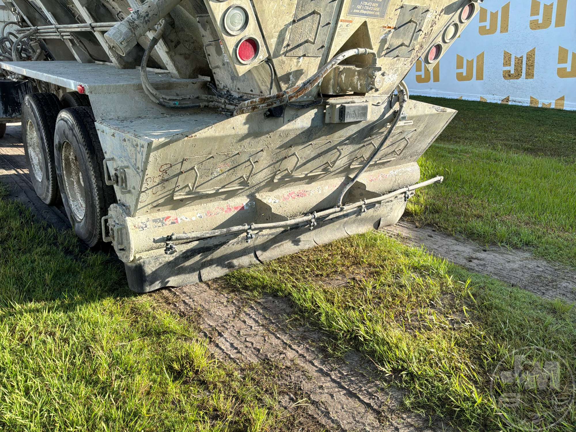2001 Mack DM690S