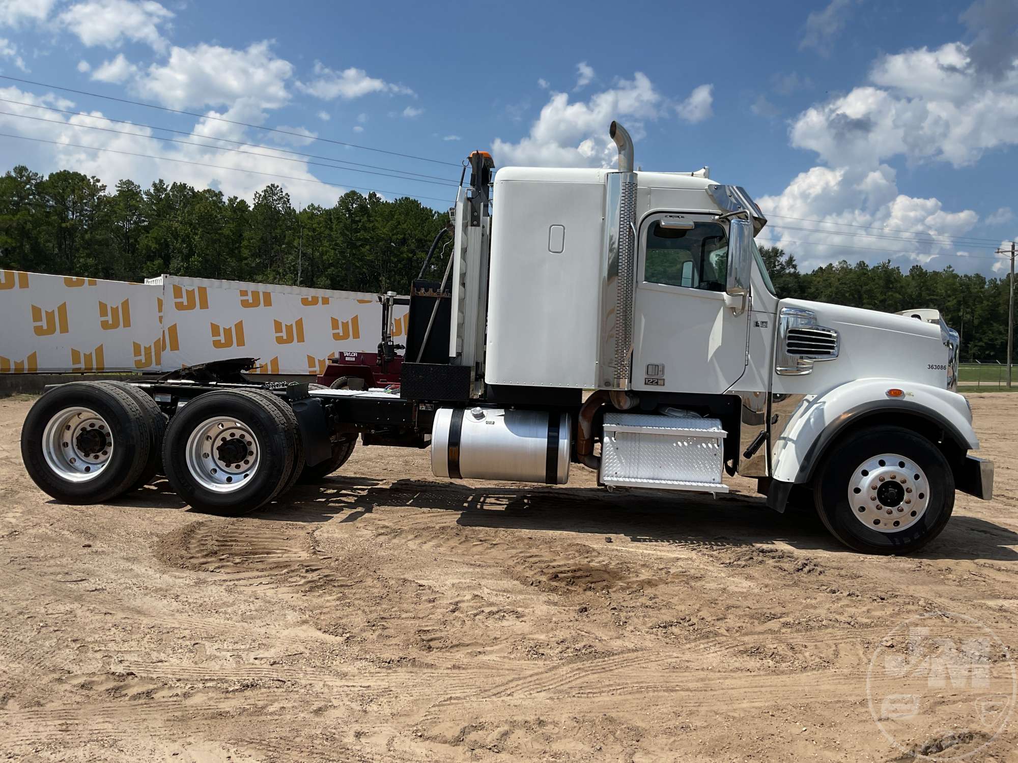 2020 Freightliner SD122
