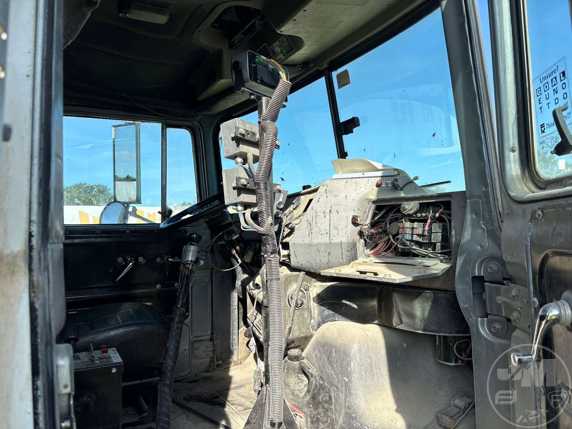 2001 Mack DM690S