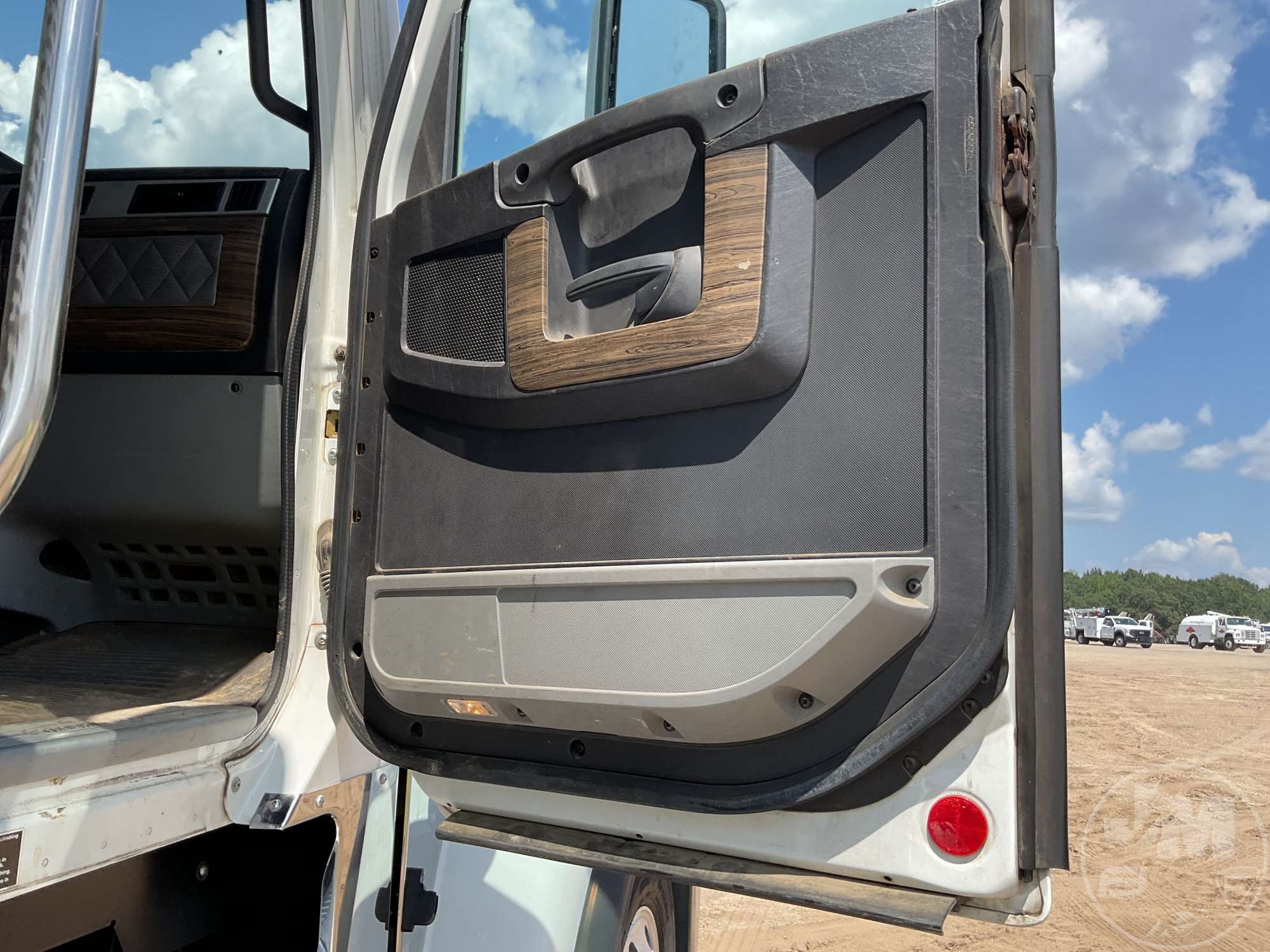 2020 Freightliner SD122