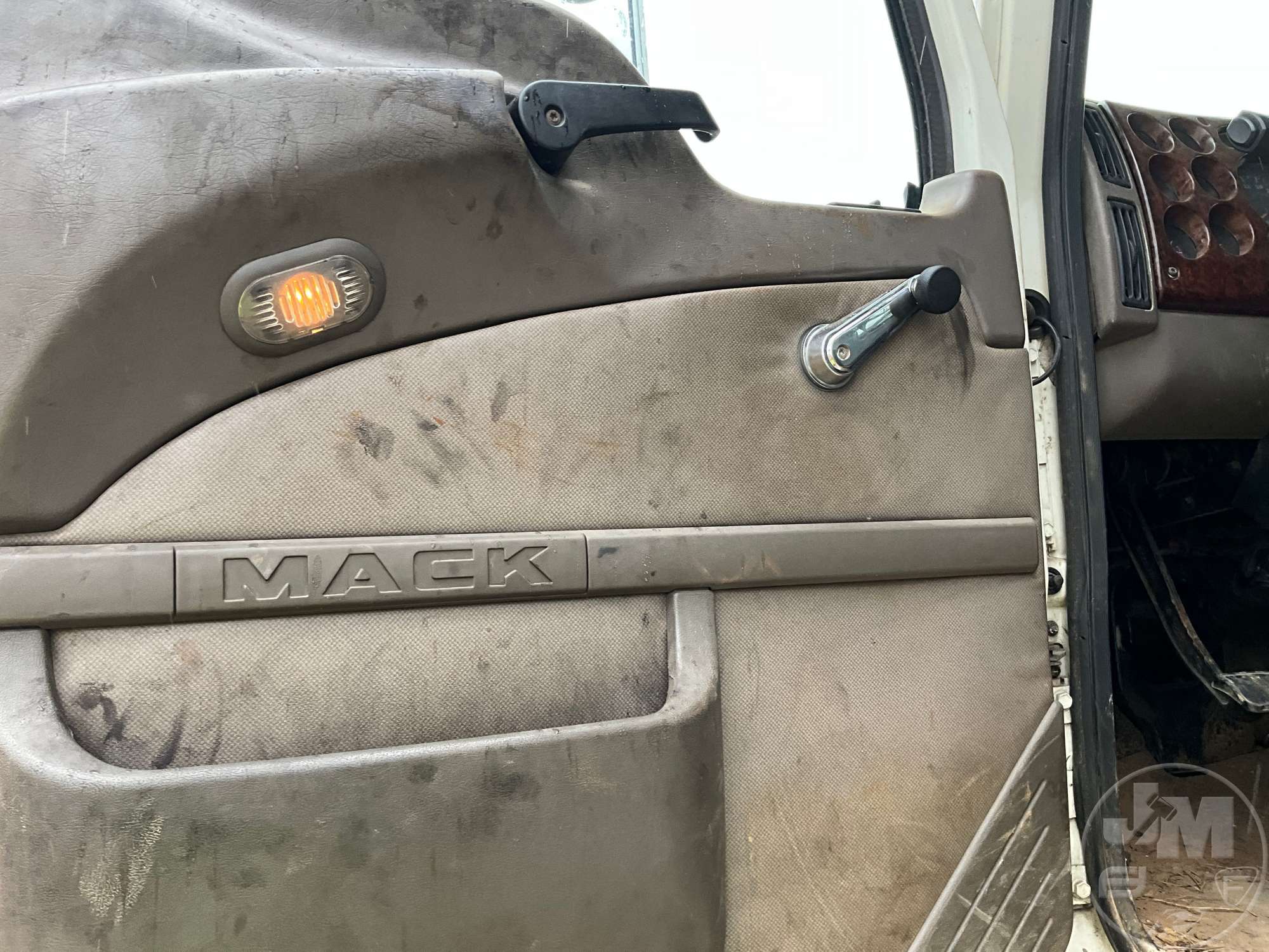 2005 Mack 613