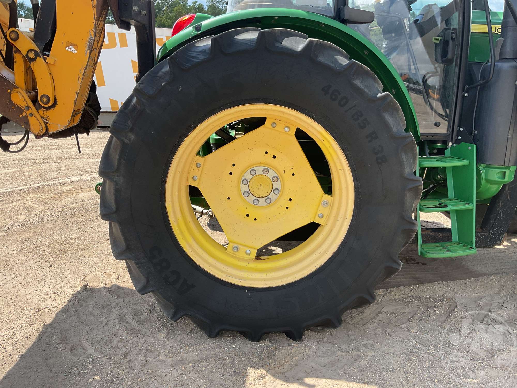 0 John Deere 6105E
