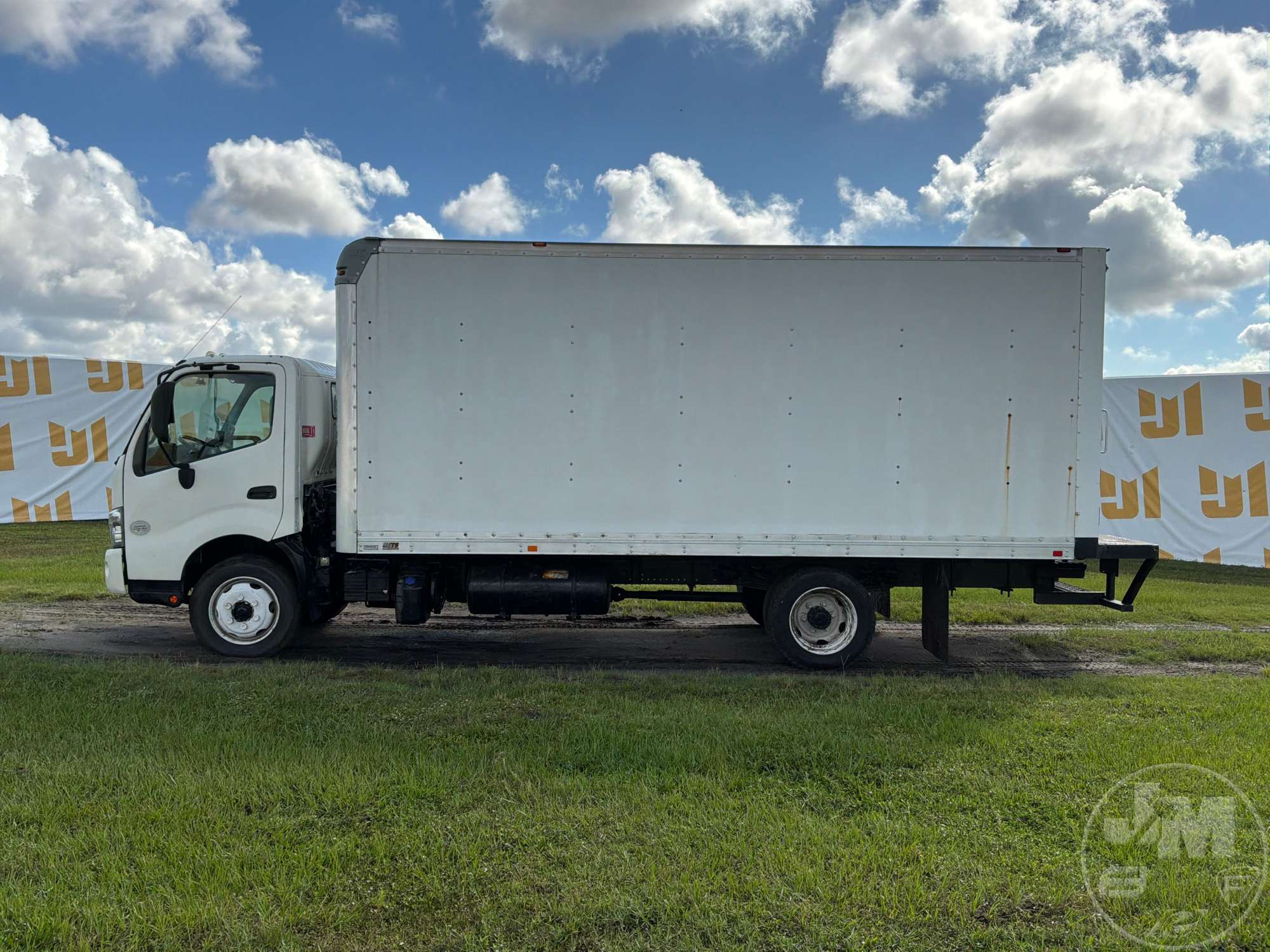 2017 Hino 195