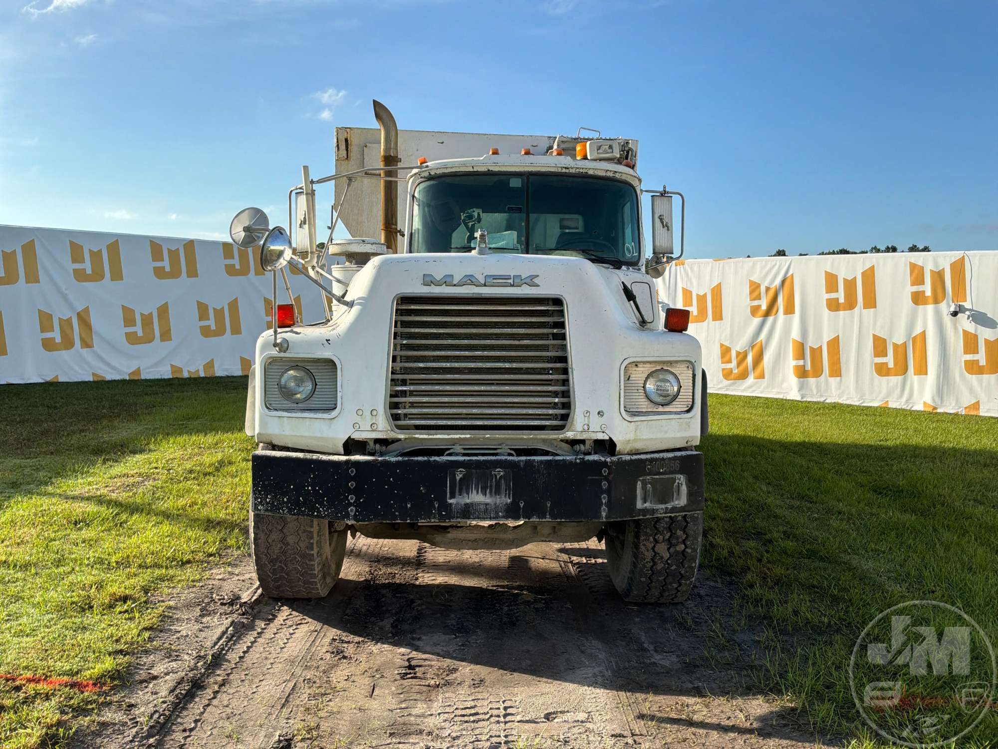 2001 Mack DM690S