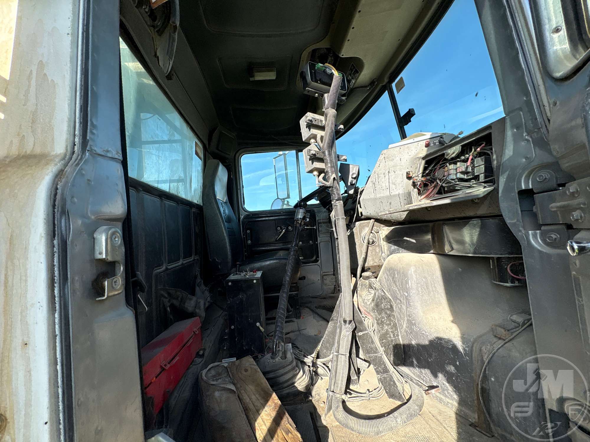 2001 Mack DM690S