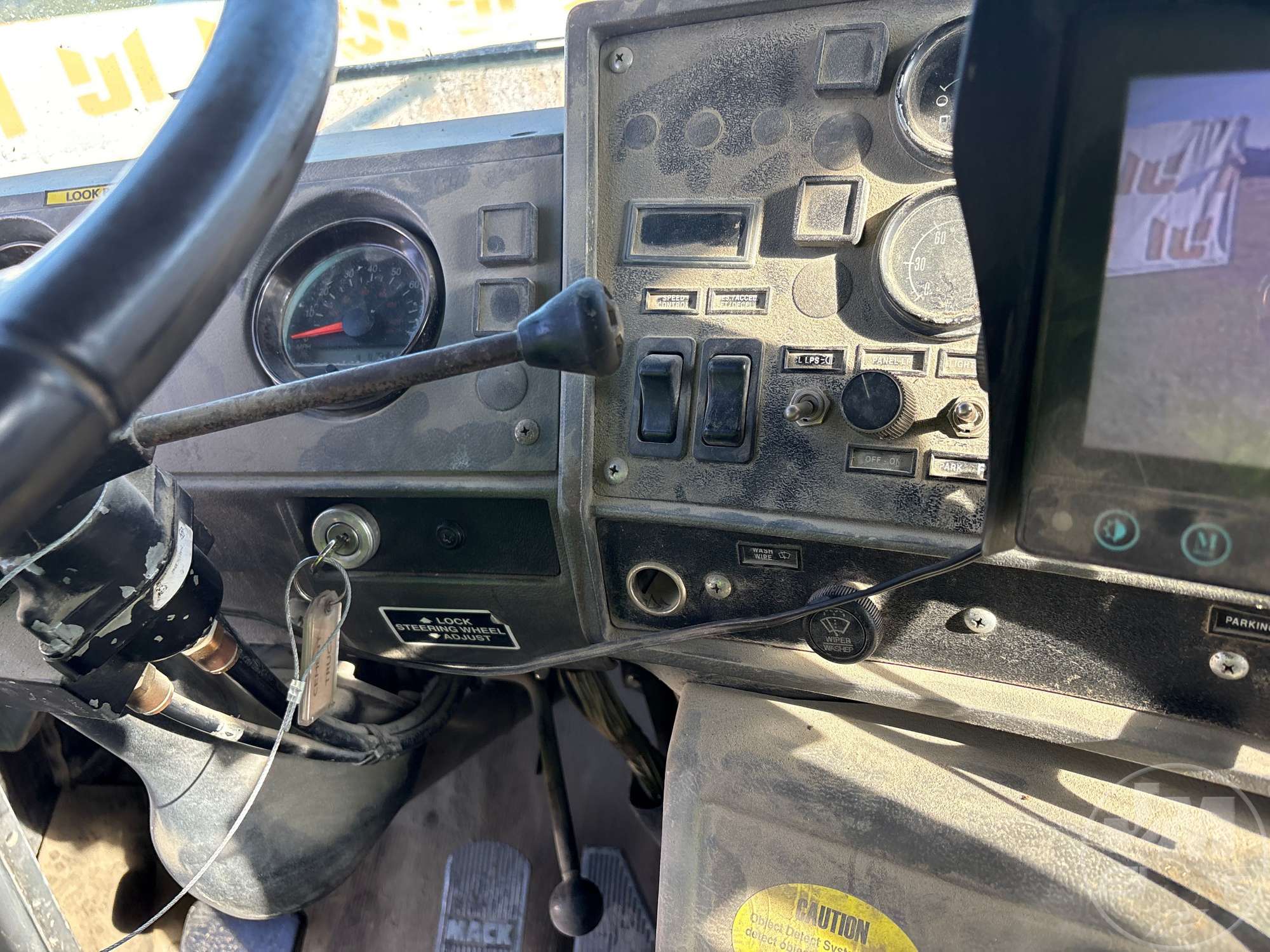 2001 Mack DM690S