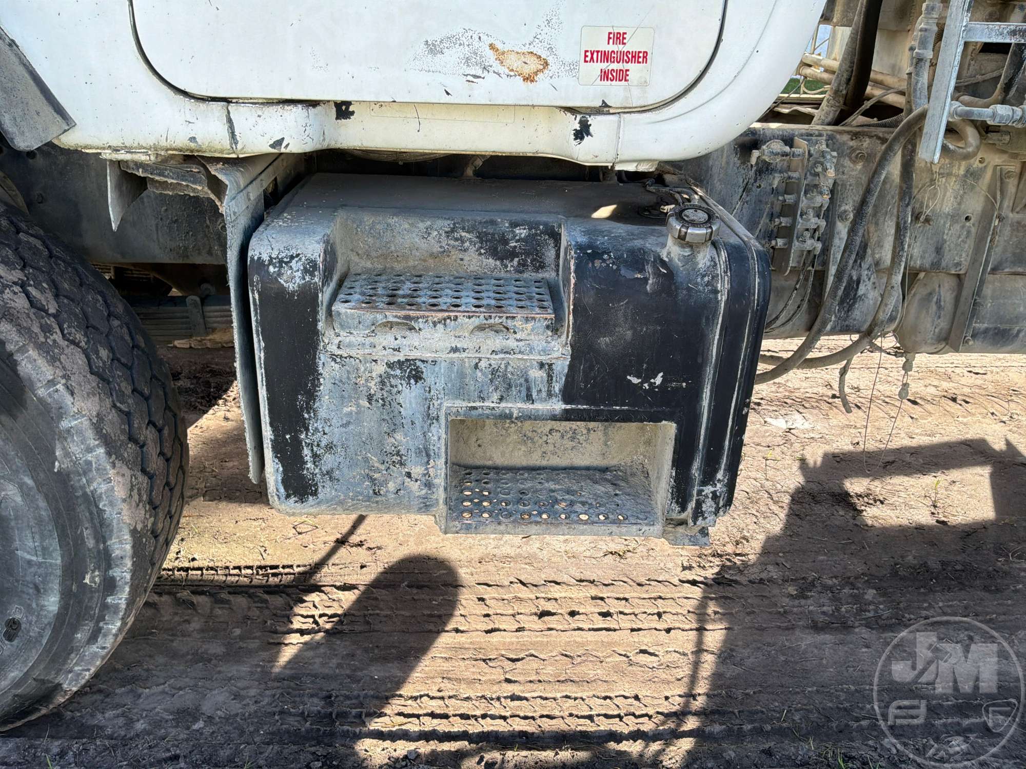 2001 Mack DM690S