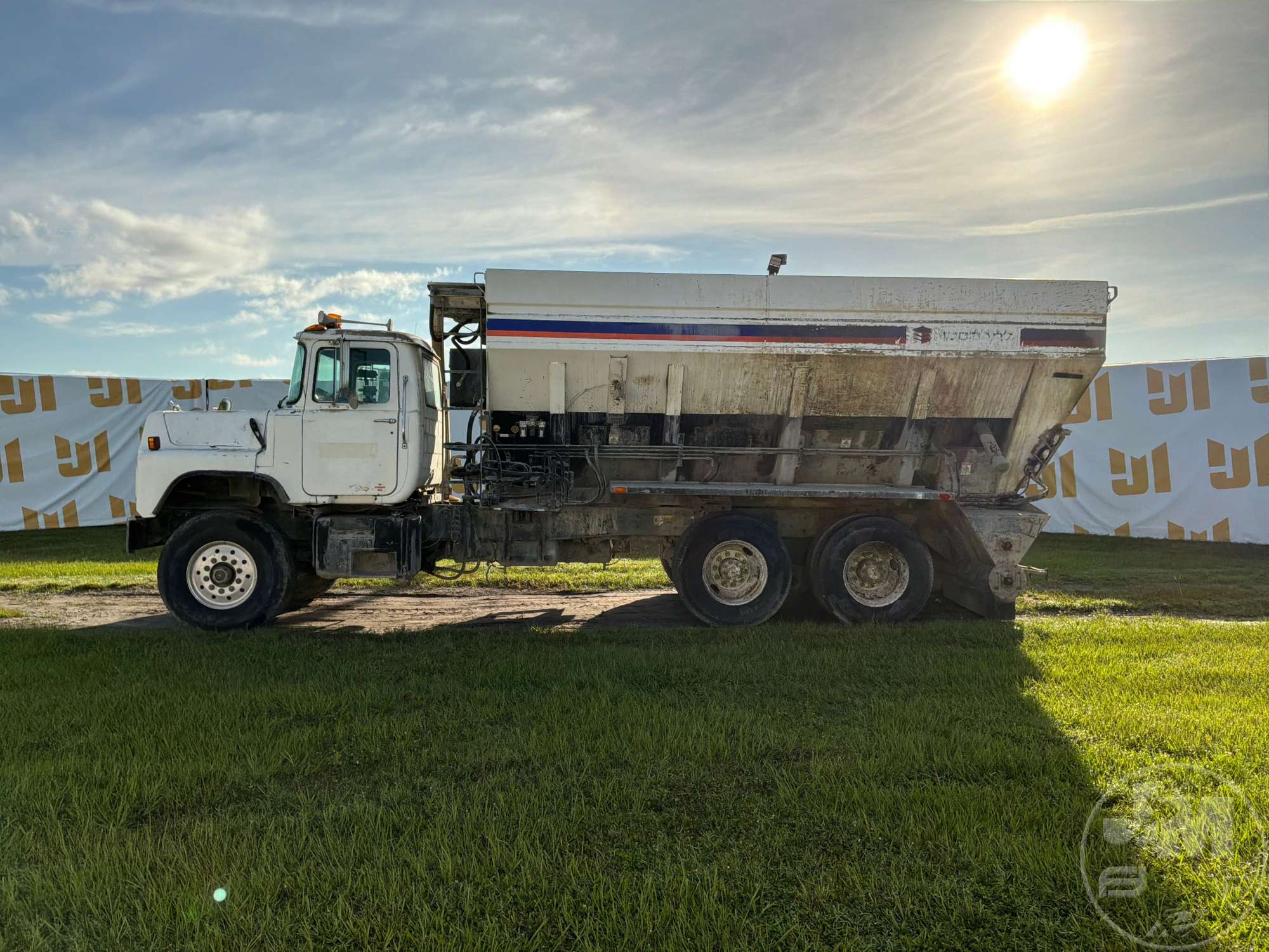 2001 Mack DM690S