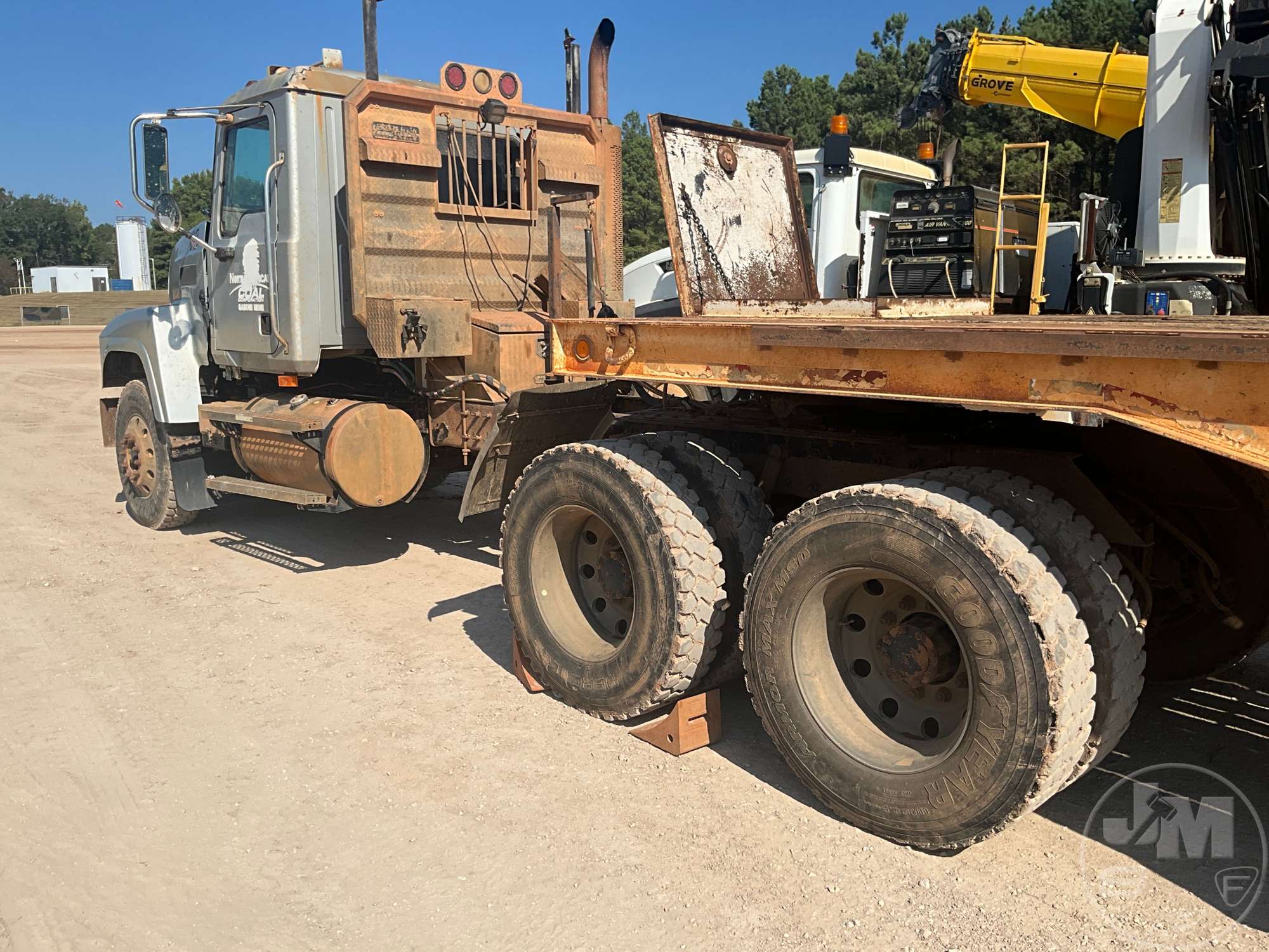 2004 Mack CH613