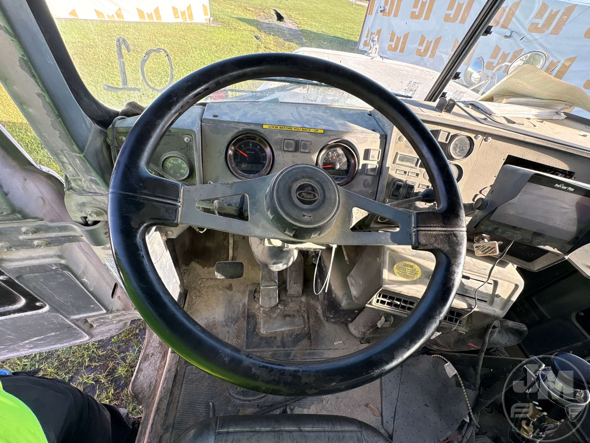 2001 Mack DM690S
