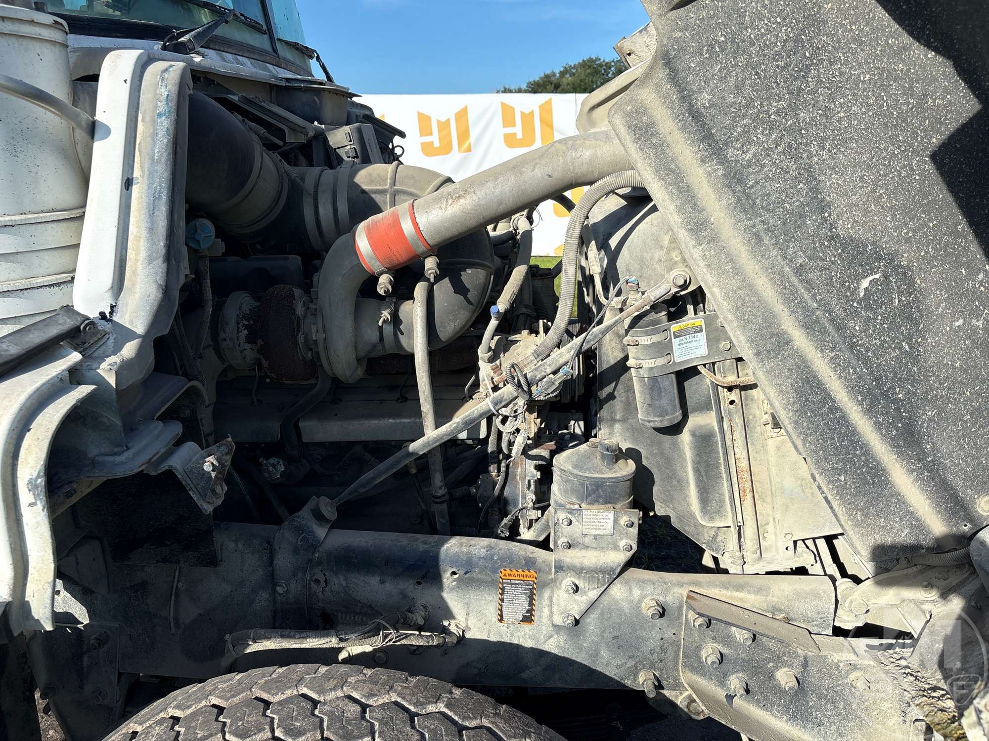 2001 Mack DM690S
