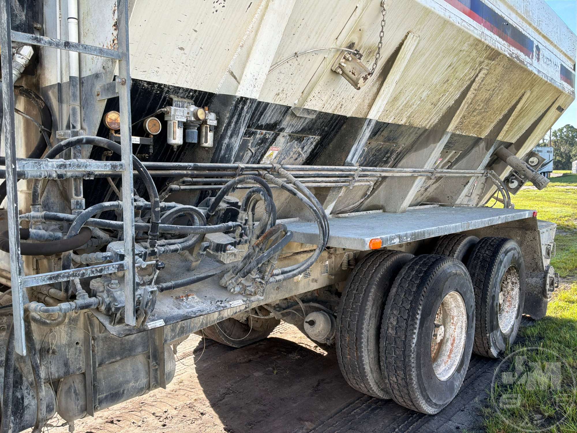 2001 Mack DM690S