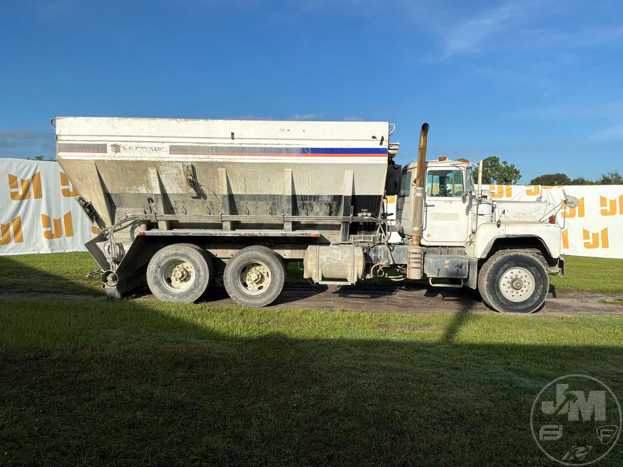 2001 Mack DM690S