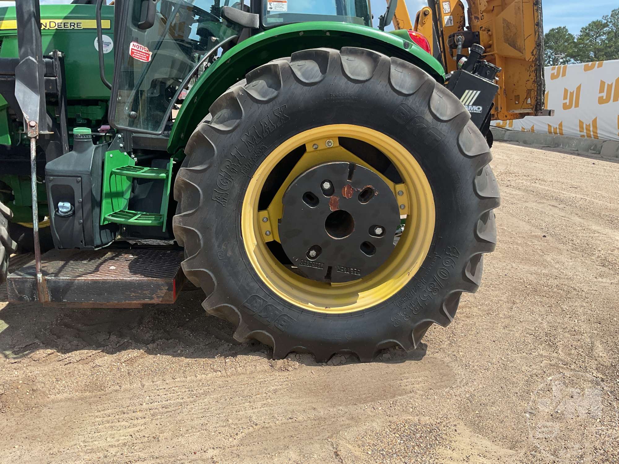 0 John Deere 6105E