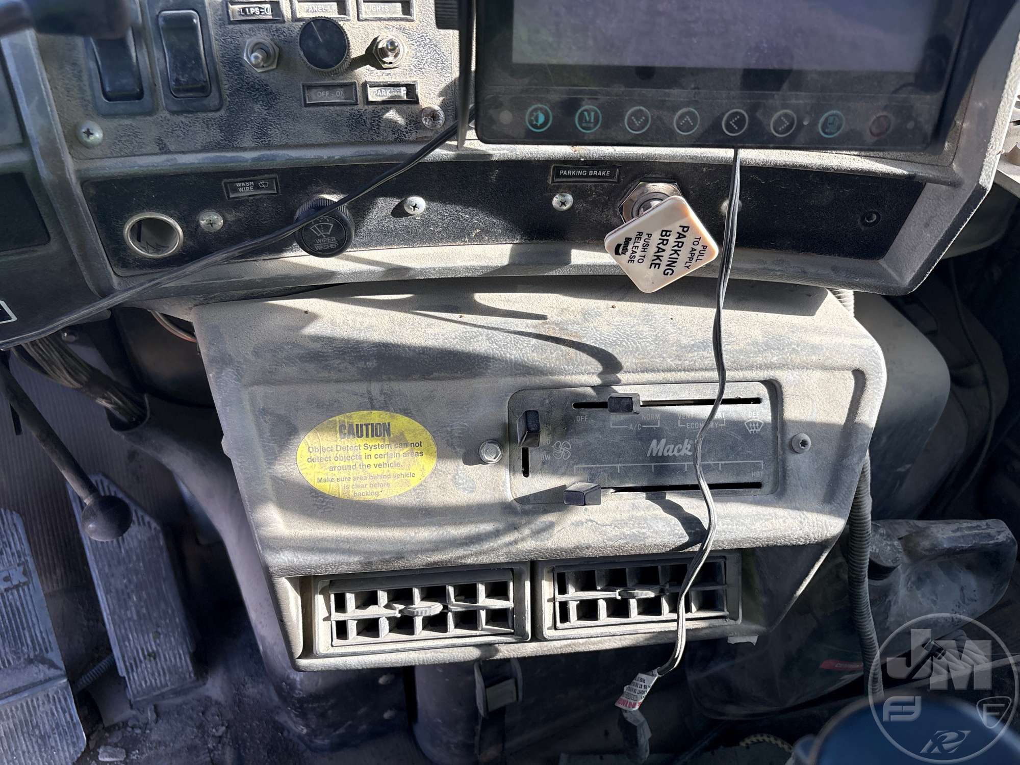 2001 Mack DM690S