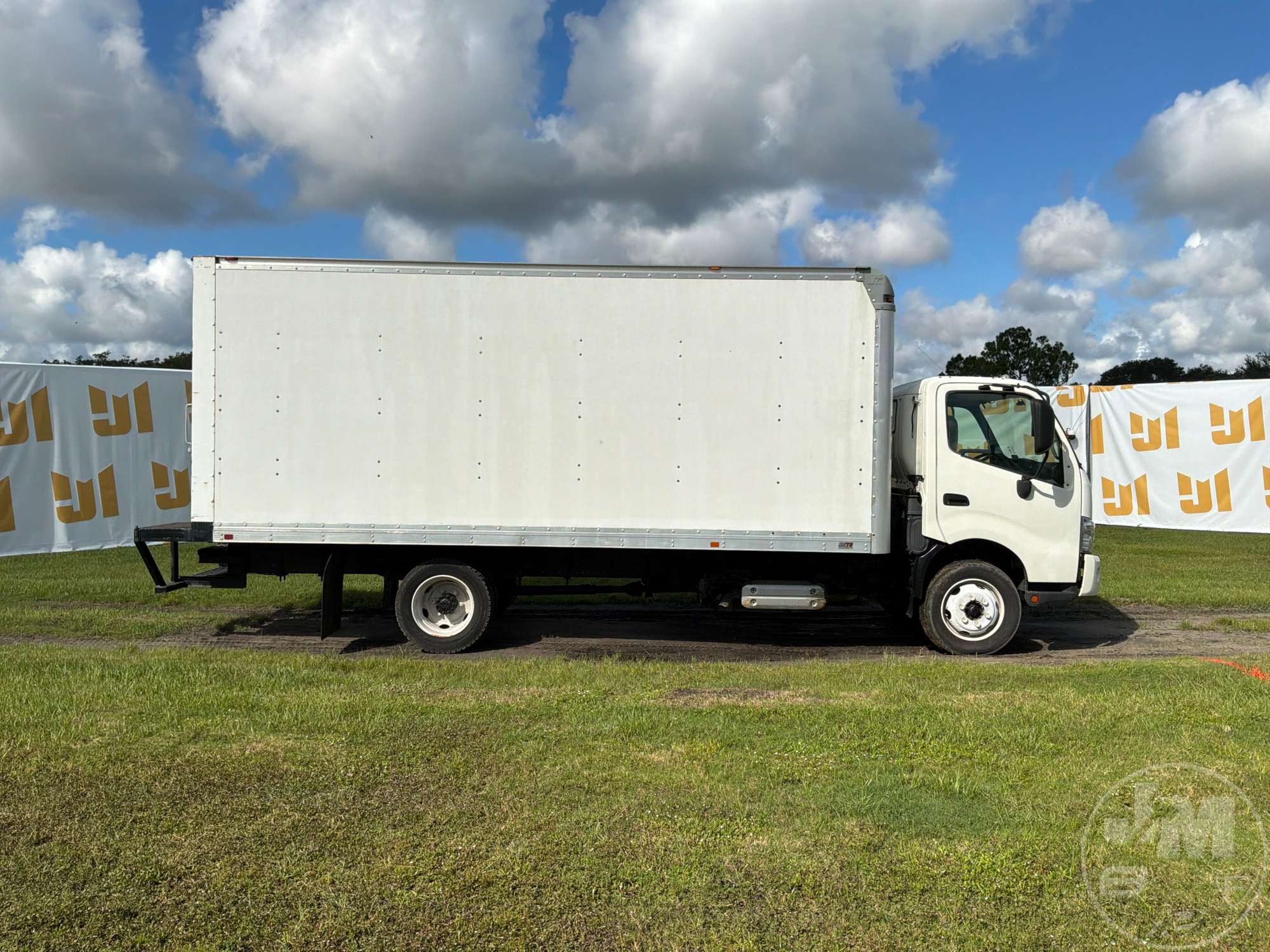 2017 Hino 195