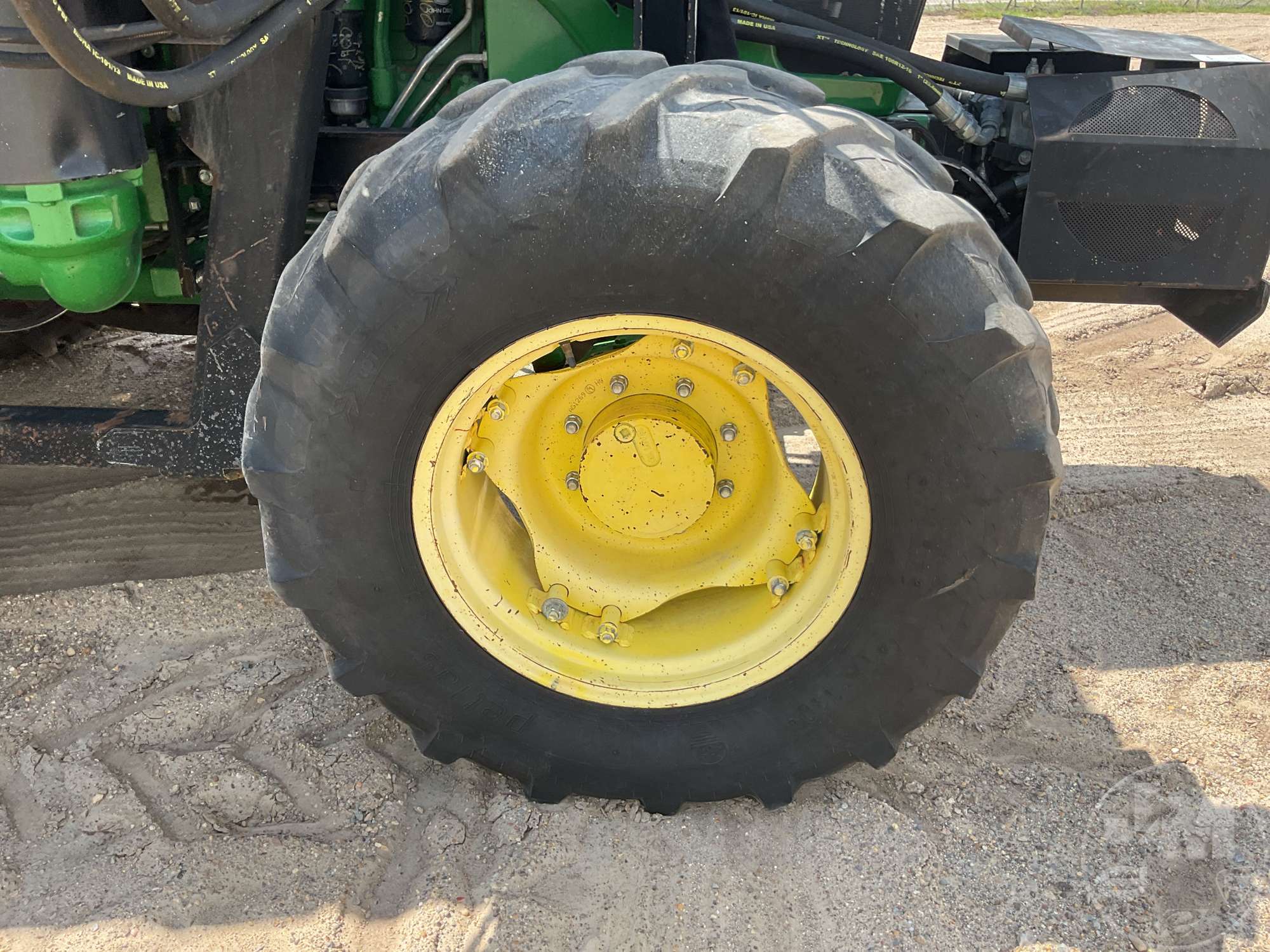 0 John Deere 6105E