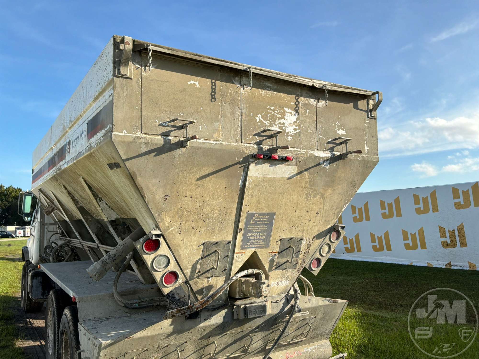 2001 Mack DM690S