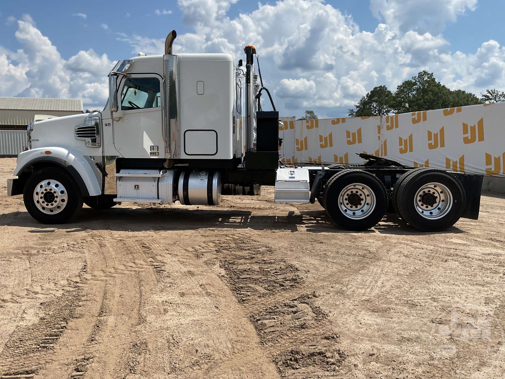 2020 Freightliner SD122