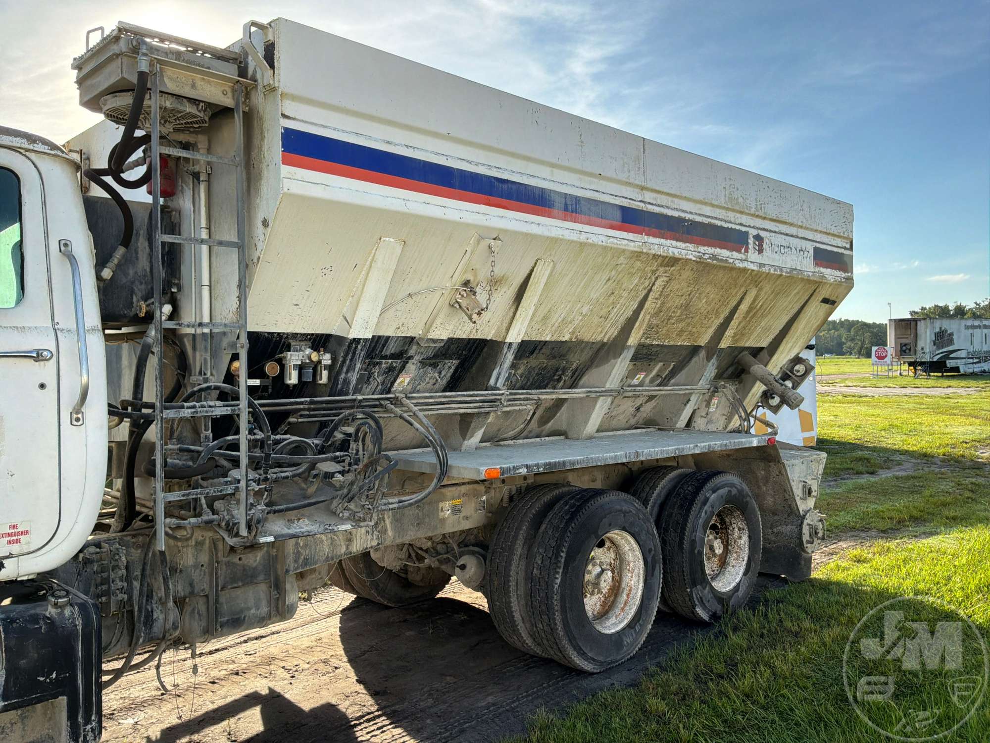 2001 Mack DM690S