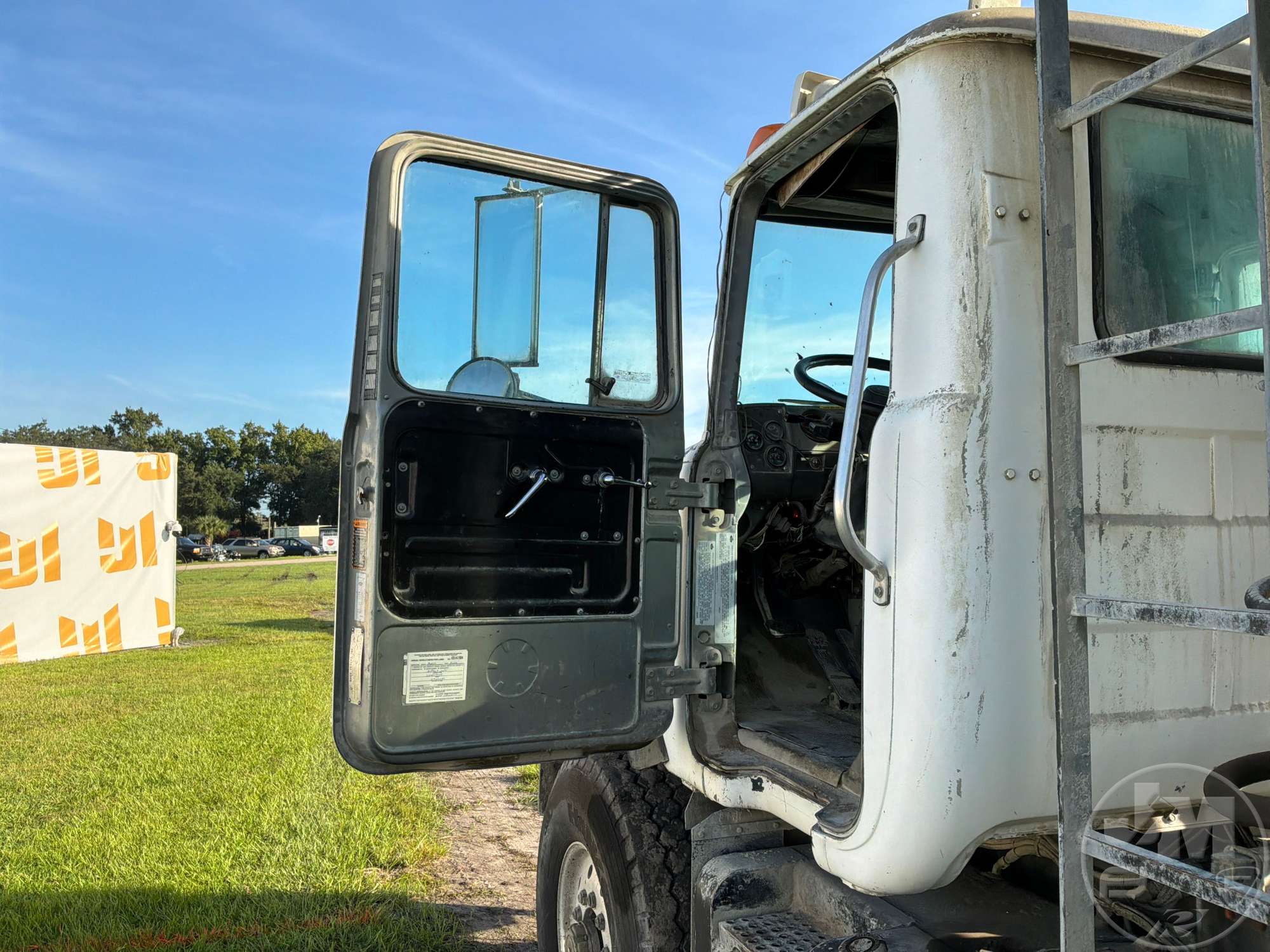 2001 Mack DM690S