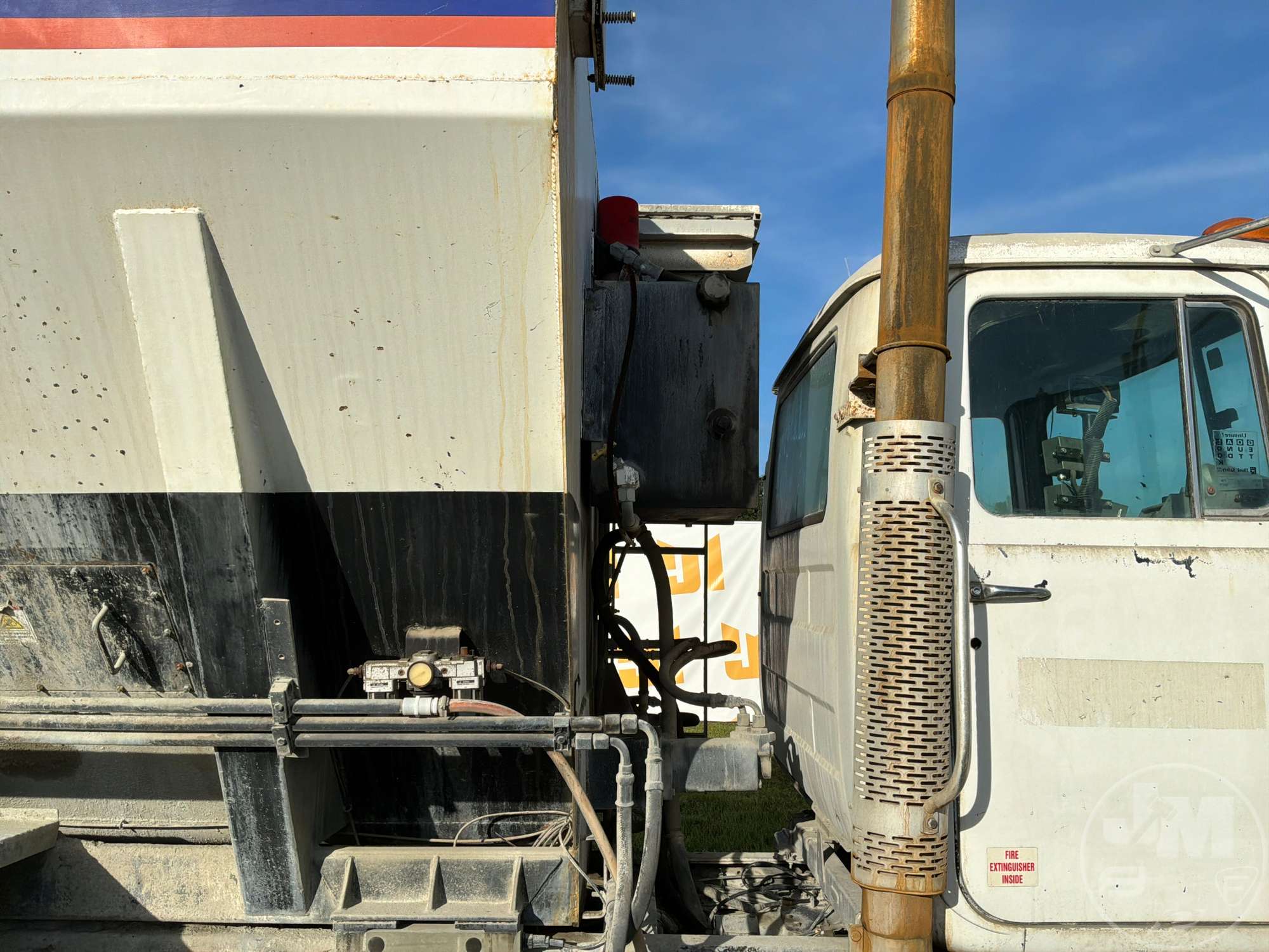 2001 Mack DM690S