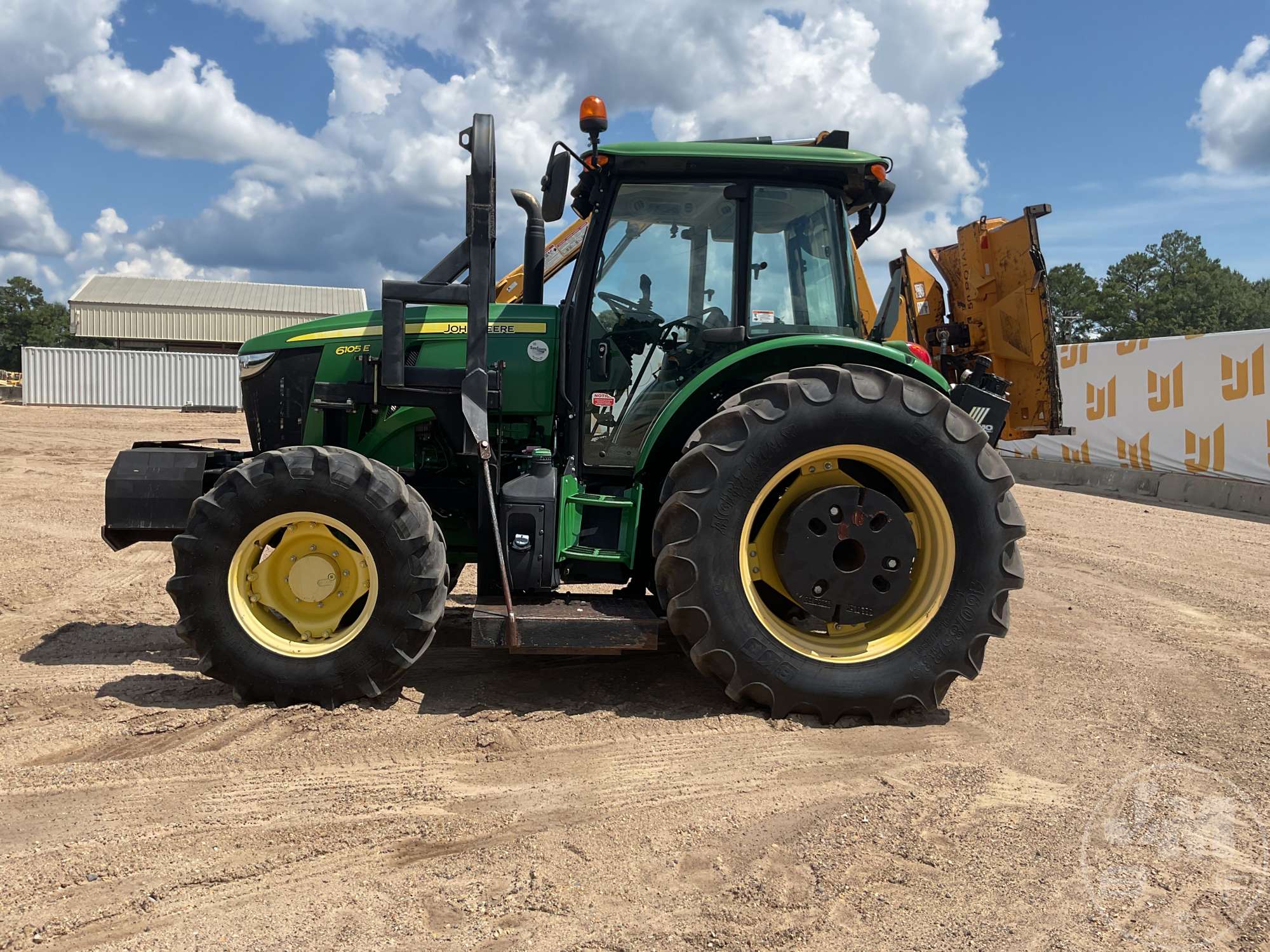 0 John Deere 6105E